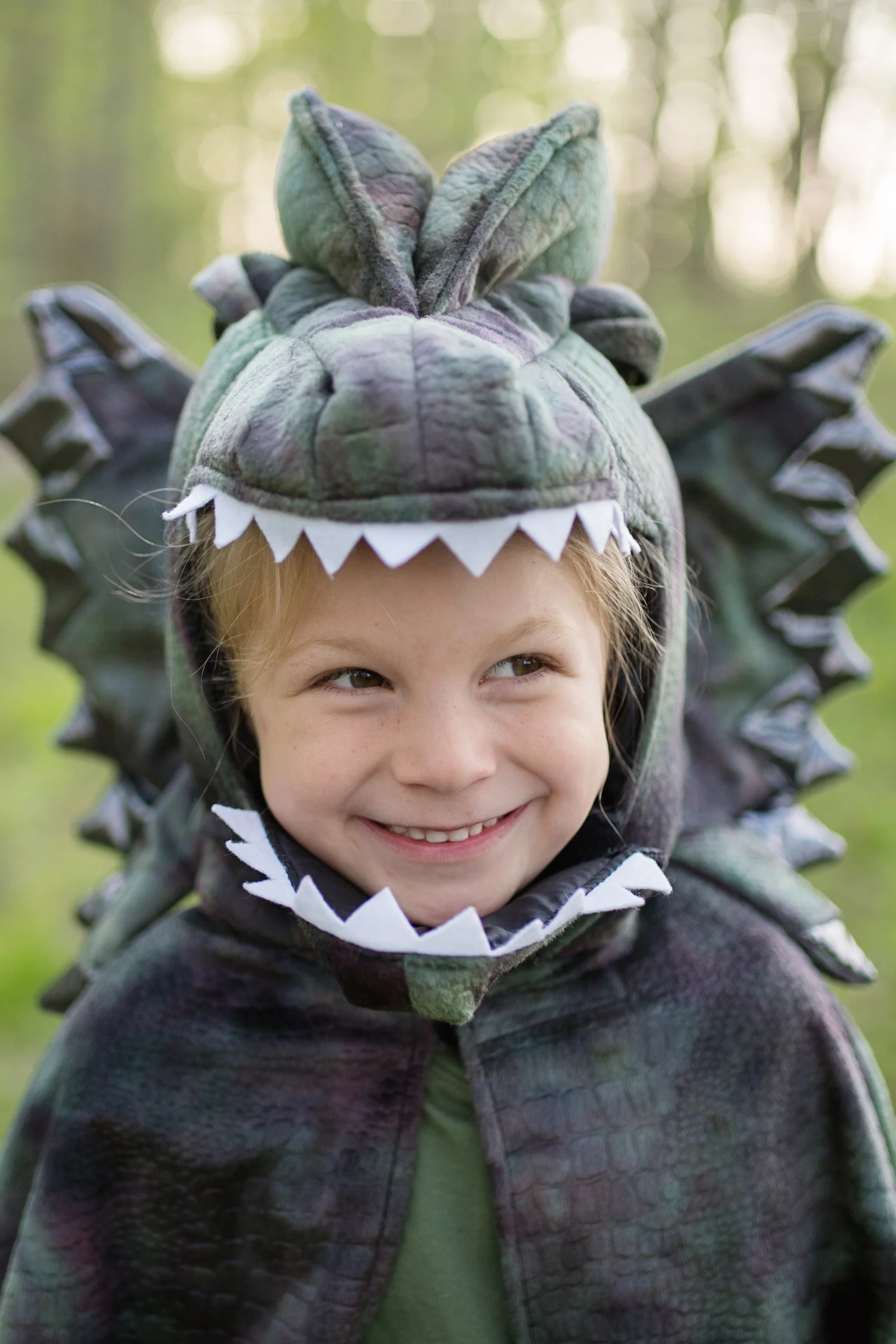 Grandasaurus Dilophosaurus Cape with Claws - Image 3