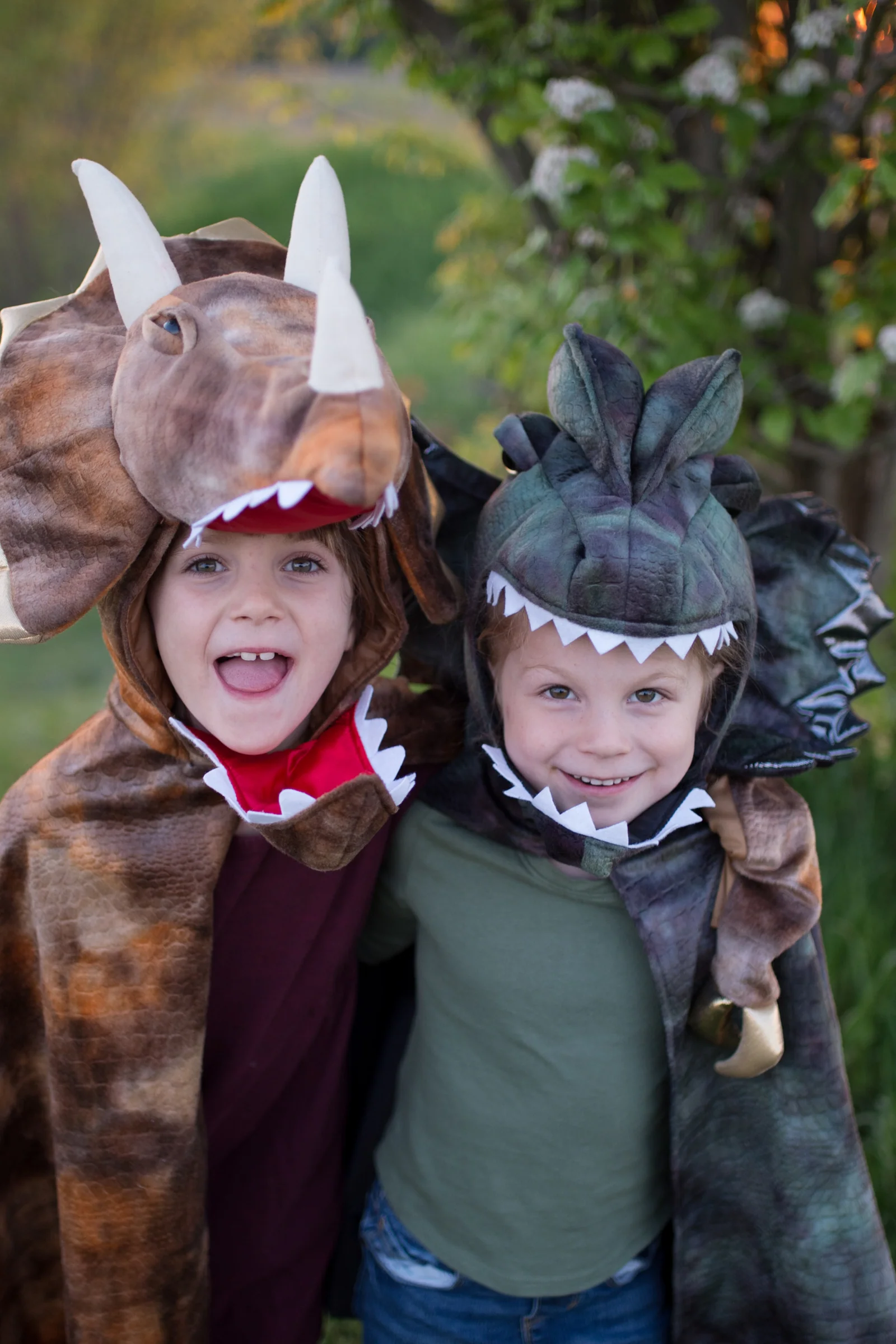 Grandasaurus Dilophosaurus Cape with Claws - Image 6